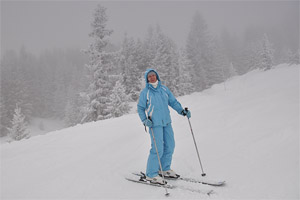 Катание на горных лыжах в туман и снегопад