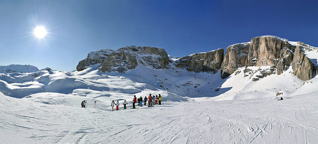 Старт горнолыжной трассы в Альта Бадиа на высоте 2530 м