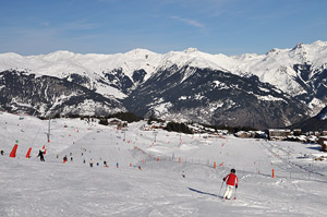 Фото Куршевель. Один из широких синих спусков, справа — зона для начинающих лыжников