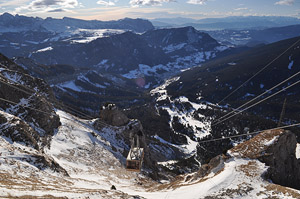 Фото Валь Гардена. Вид на Ortisei с верхней станции подъемника Сечеда (Seceda, 2518 м)